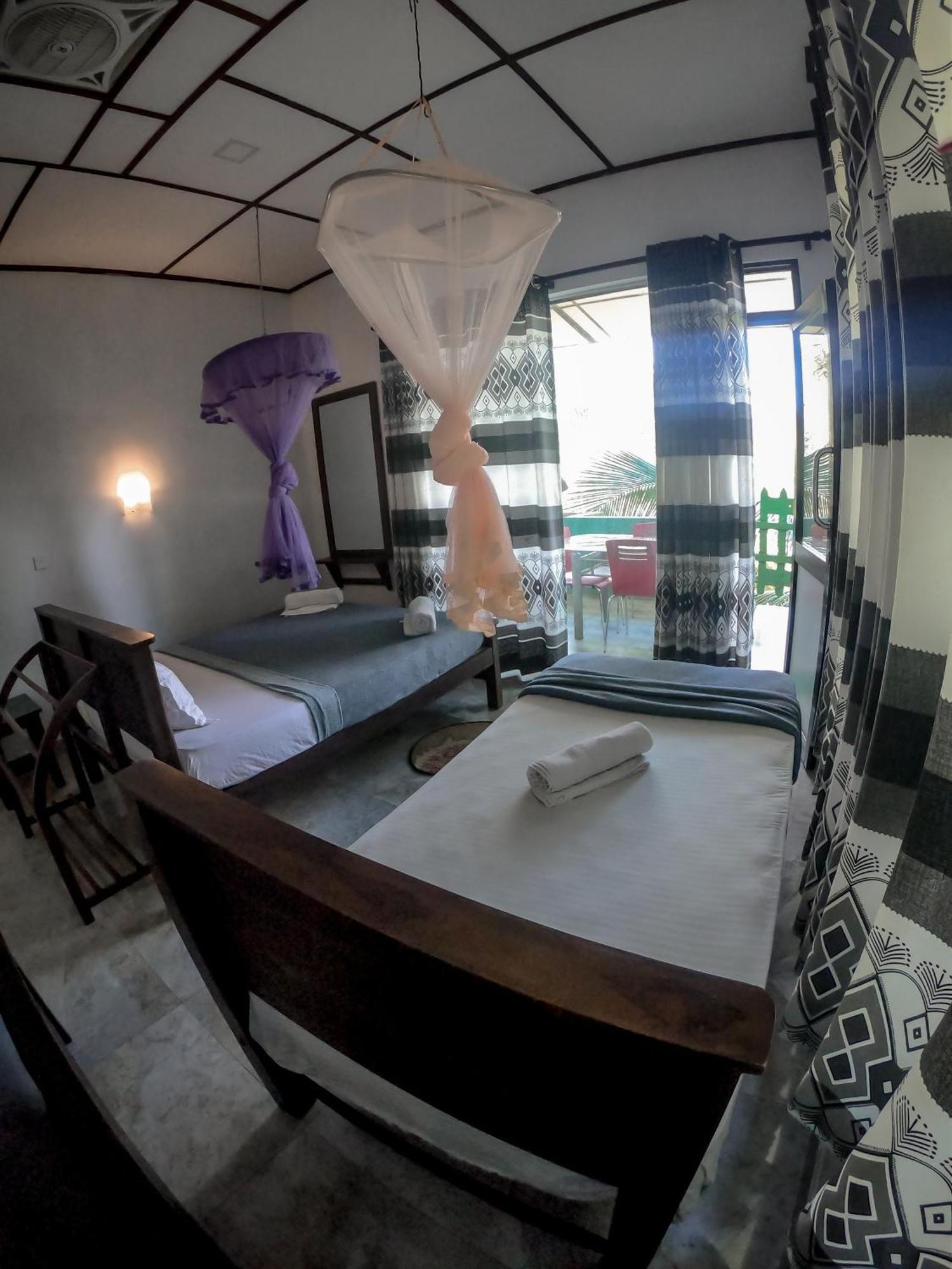 9 Arch View Rest Inn Ella Bagian luar foto