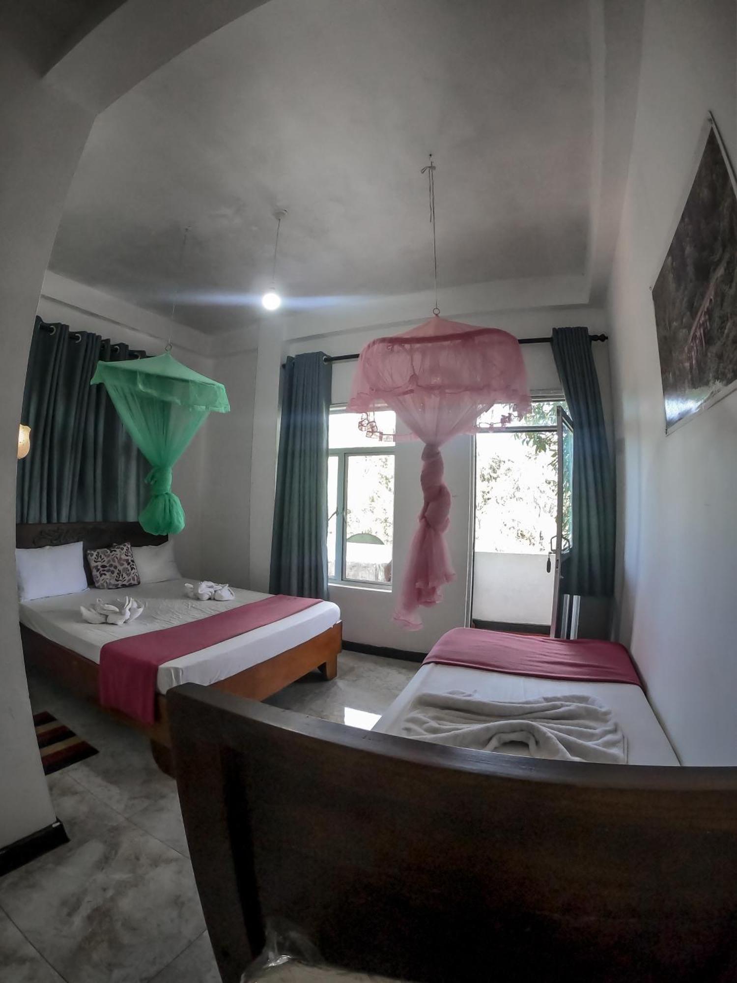 9 Arch View Rest Inn Ella Bagian luar foto