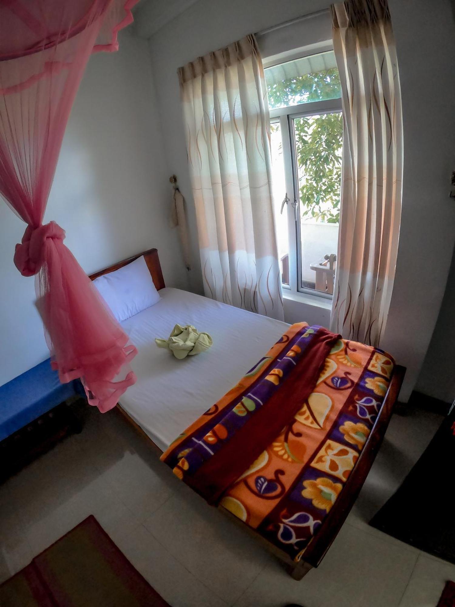 9 Arch View Rest Inn Ella Bagian luar foto