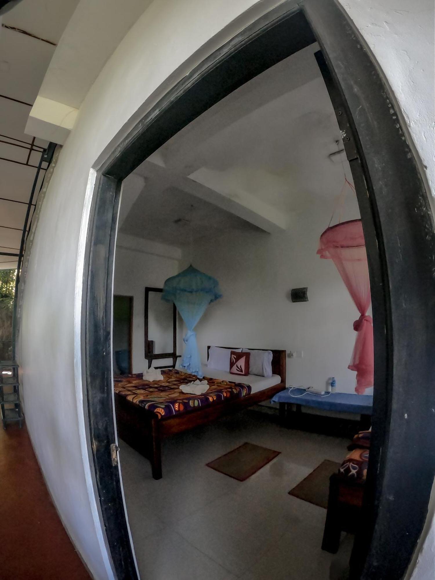 9 Arch View Rest Inn Ella Bagian luar foto