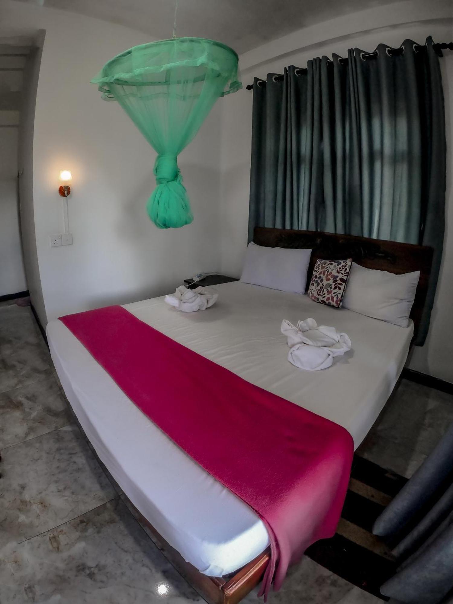 9 Arch View Rest Inn Ella Bagian luar foto