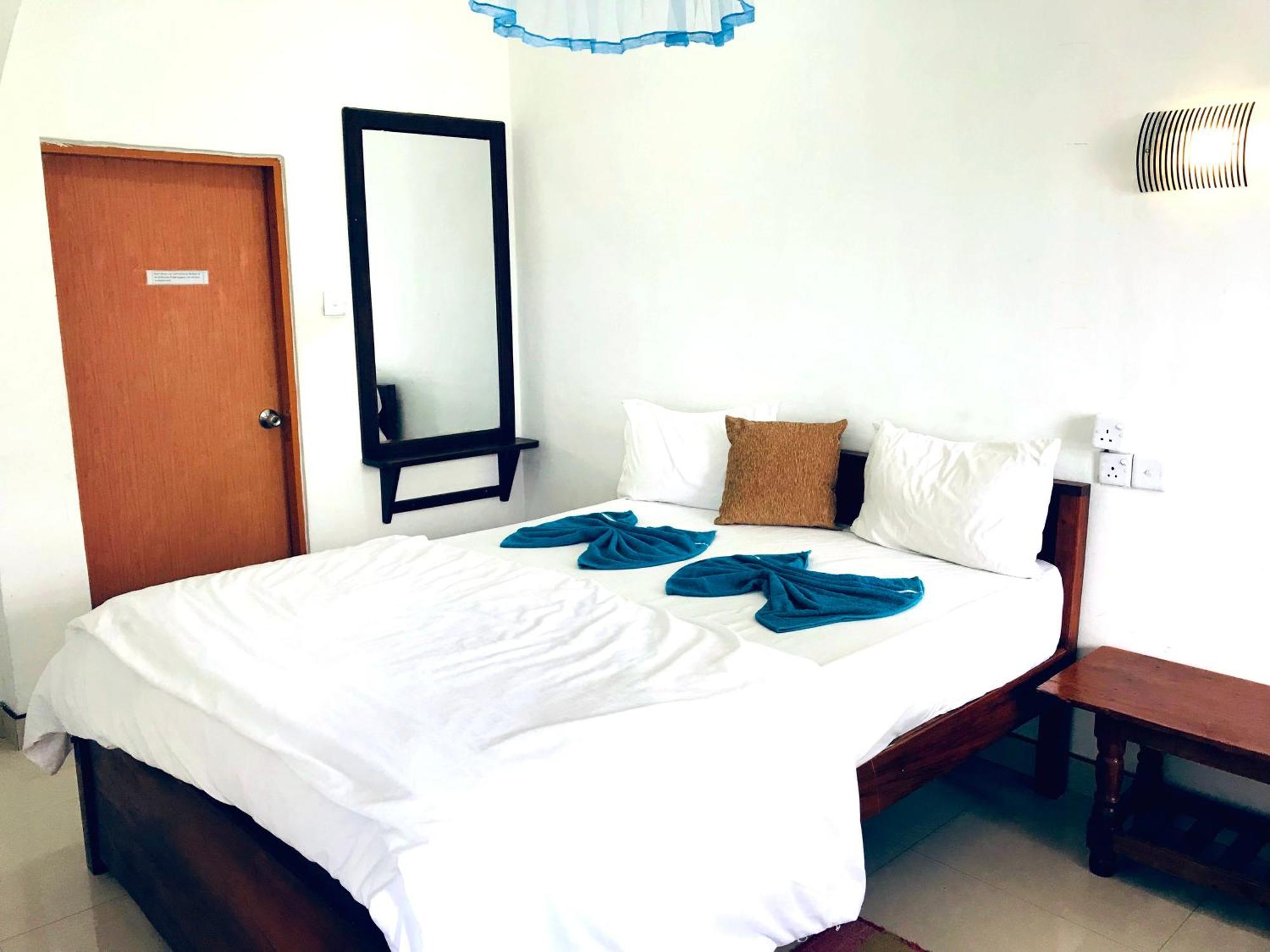 9 Arch View Rest Inn Ella Bagian luar foto