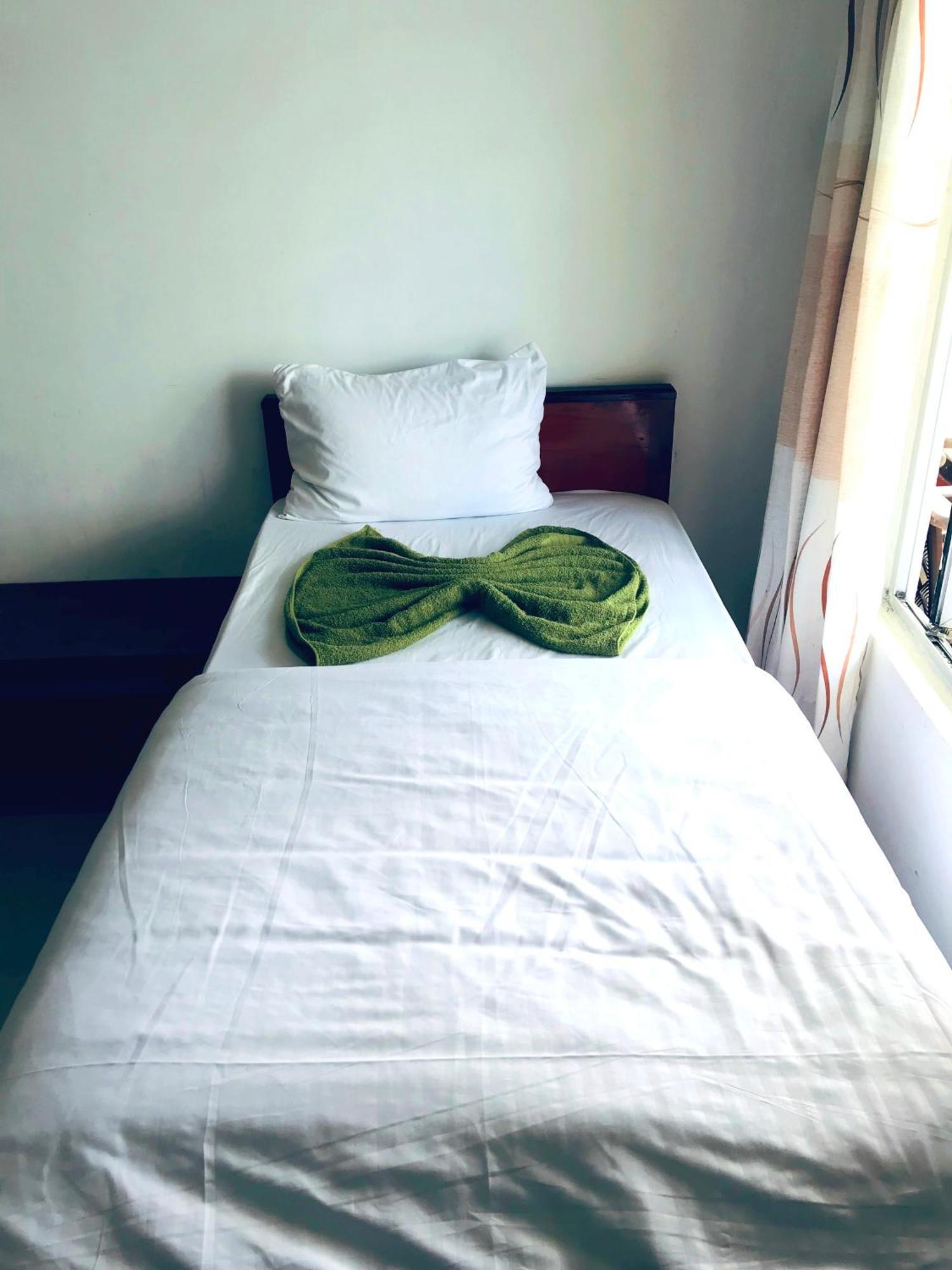 9 Arch View Rest Inn Ella Bagian luar foto