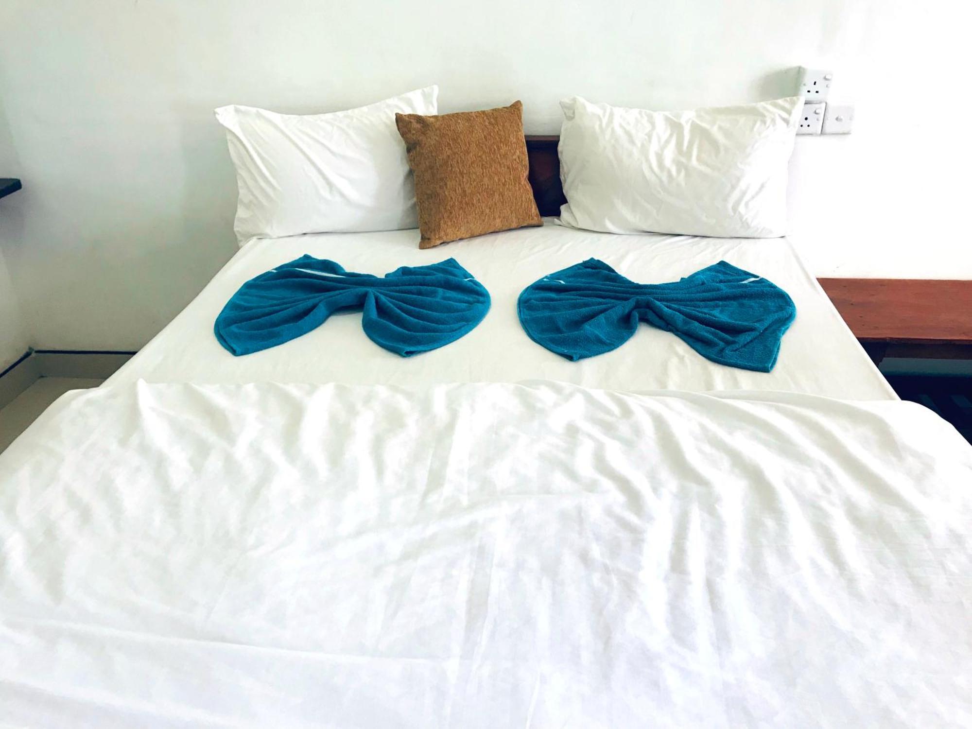 9 Arch View Rest Inn Ella Bagian luar foto