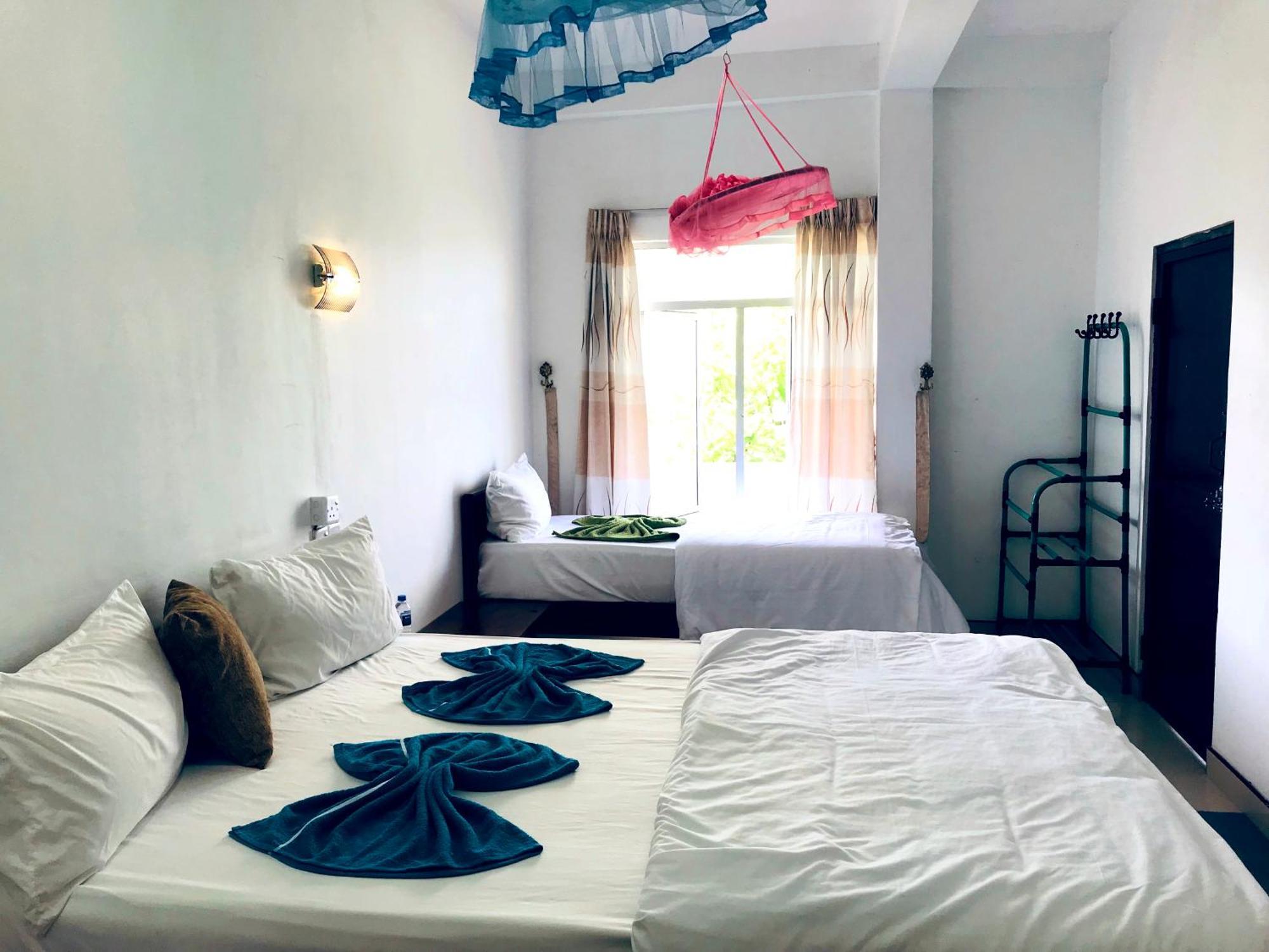 9 Arch View Rest Inn Ella Bagian luar foto
