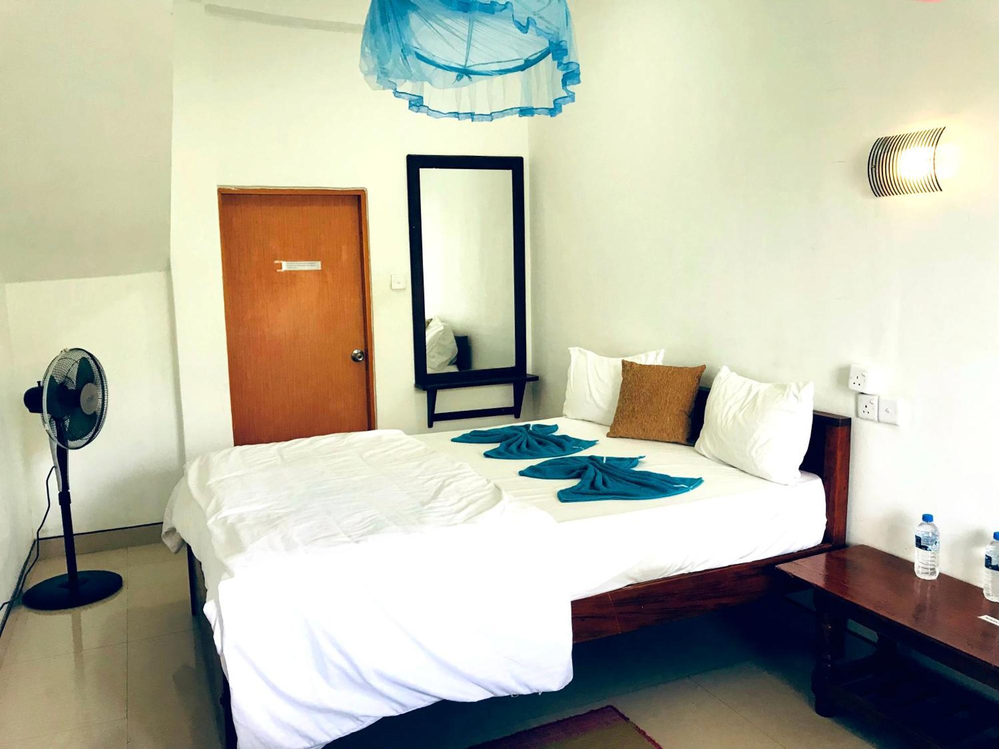 9 Arch View Rest Inn Ella Bagian luar foto