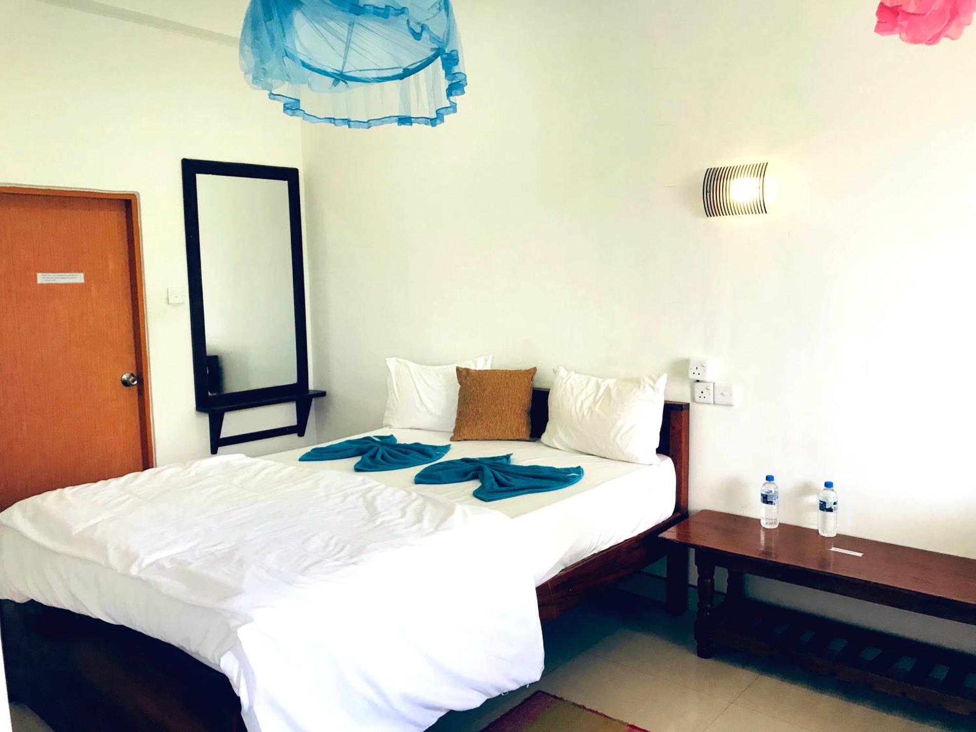 9 Arch View Rest Inn Ella Bagian luar foto