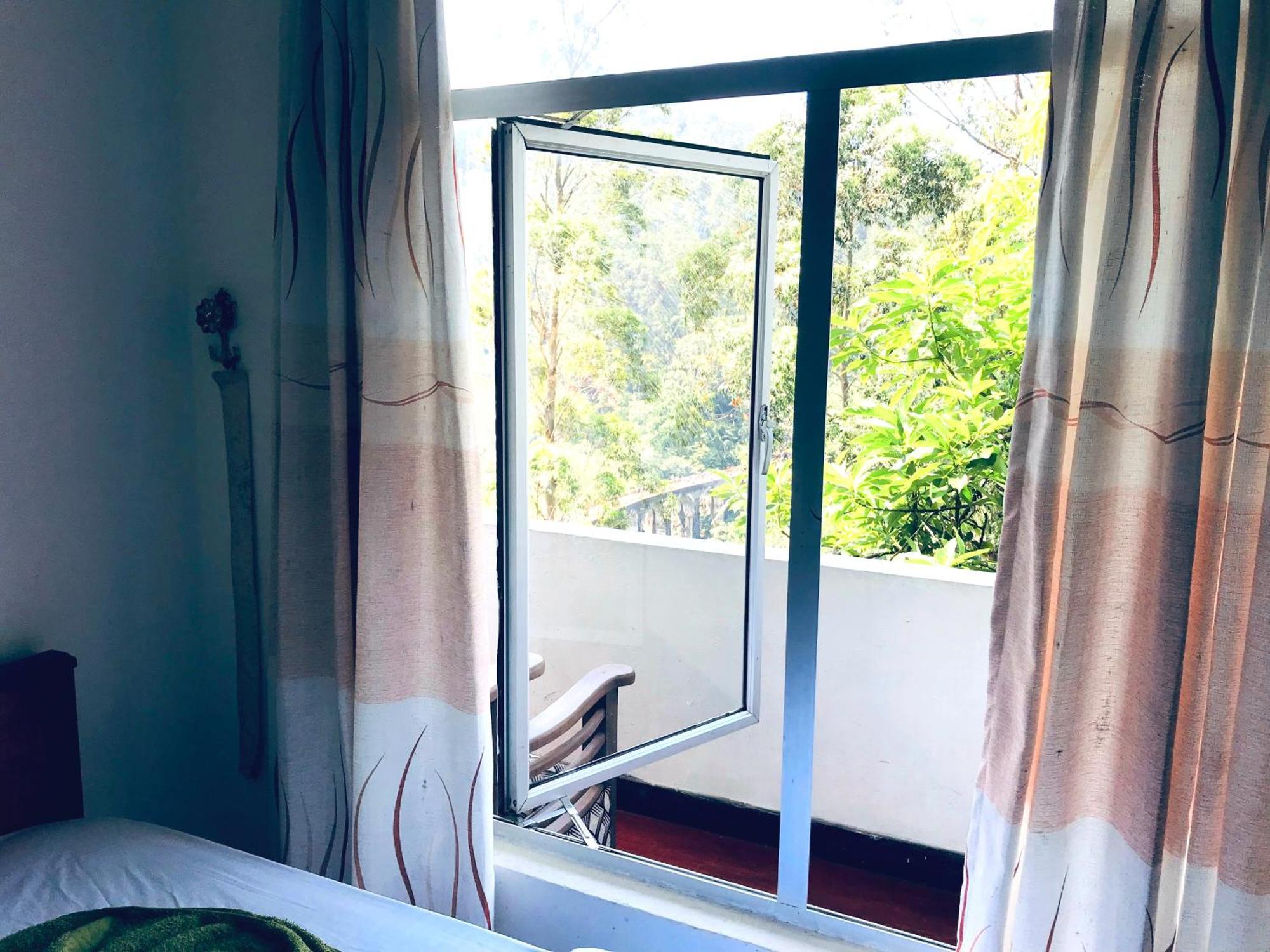 9 Arch View Rest Inn Ella Bagian luar foto