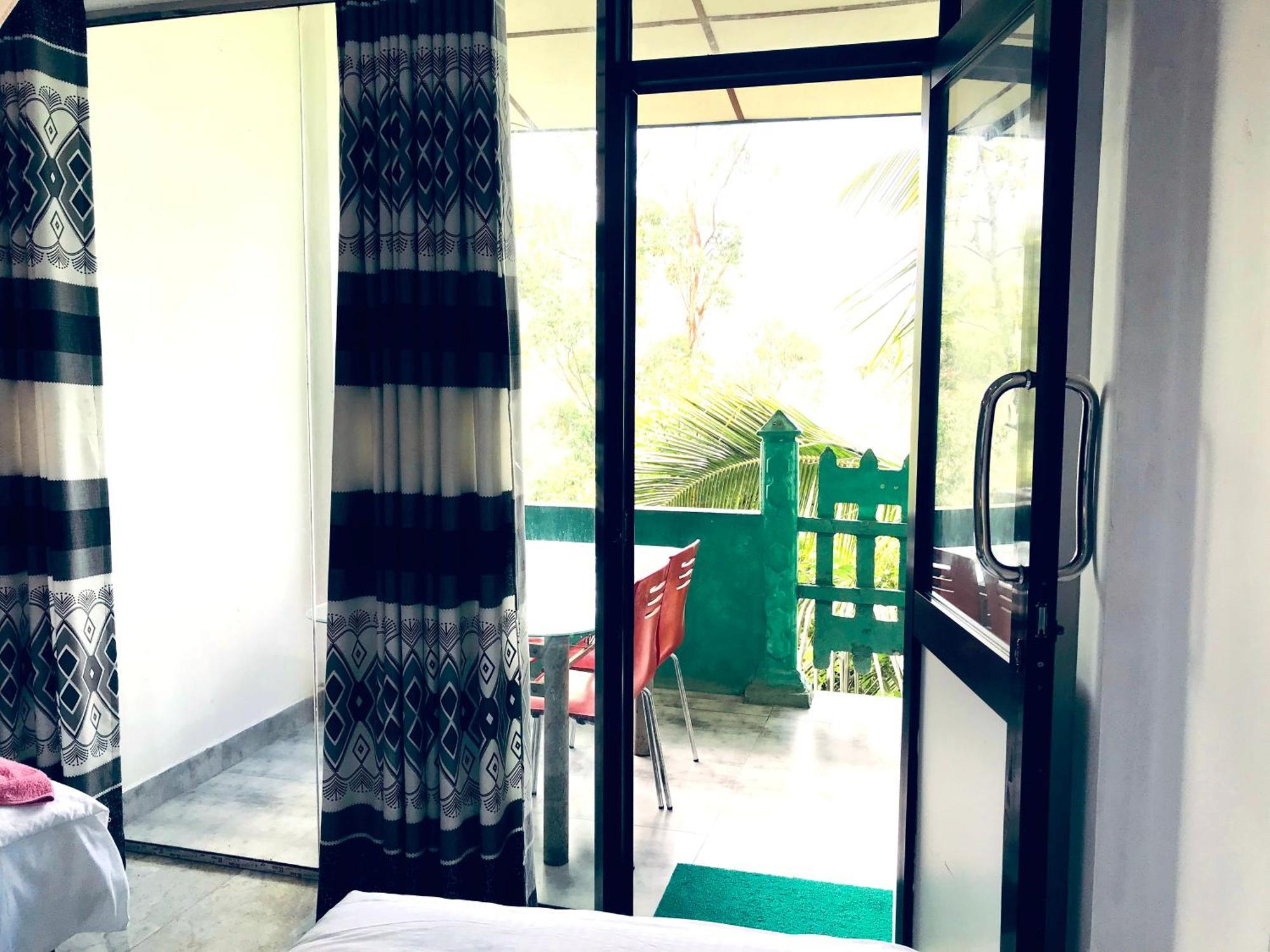 9 Arch View Rest Inn Ella Bagian luar foto