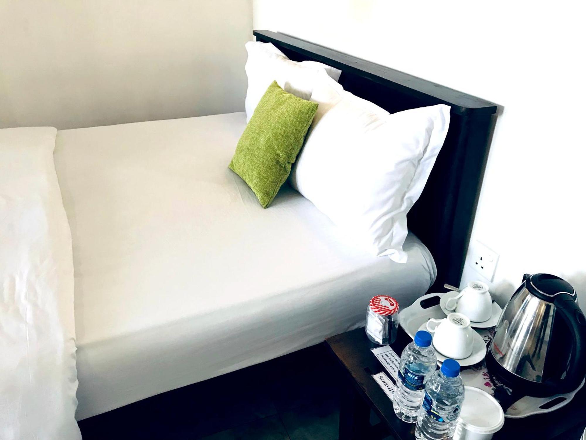 9 Arch View Rest Inn Ella Bagian luar foto